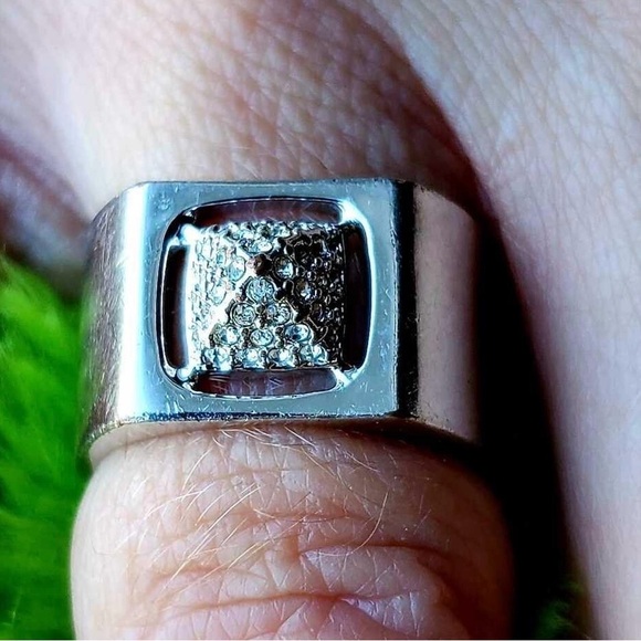 Beautiful Swarovski silver ring size 6.75 - Picture 3 of 5